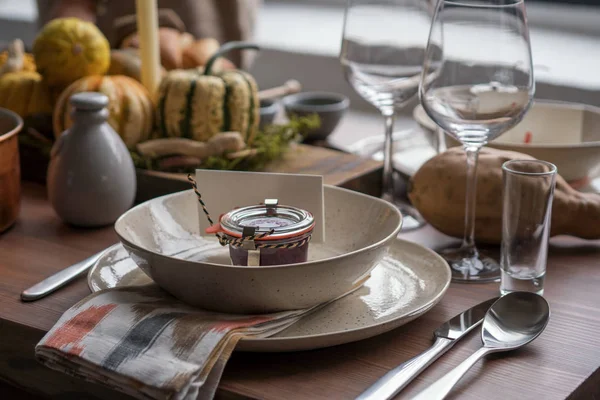 カボチャと秋のテーブルセッティング。感謝祭のディナーで秋の装飾. — ストック写真