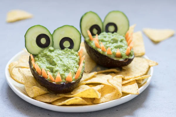 Grappige alligator avocado guacamole dip en nachos — Stockfoto