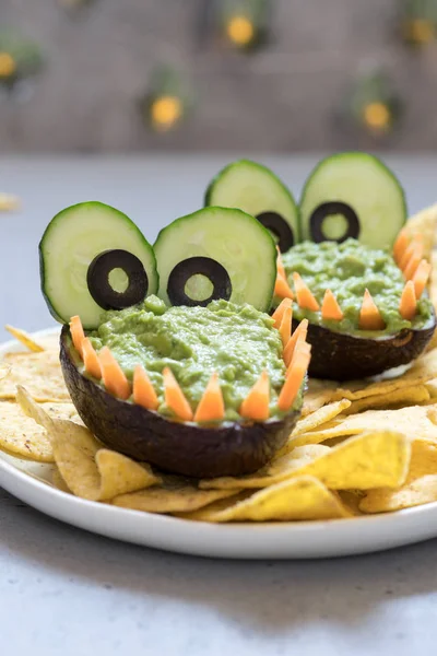 Lustiger Alligator-Avocado-Guacamole-Dip und Nachos — Stockfoto