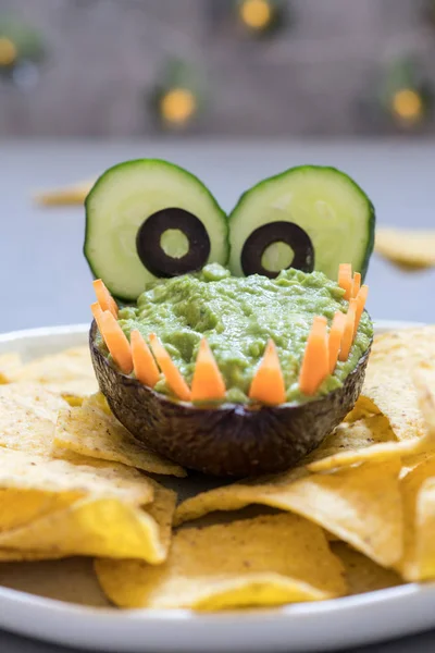 Lustiger Alligator-Avocado-Guacamole-Dip und Nachos — Stockfoto