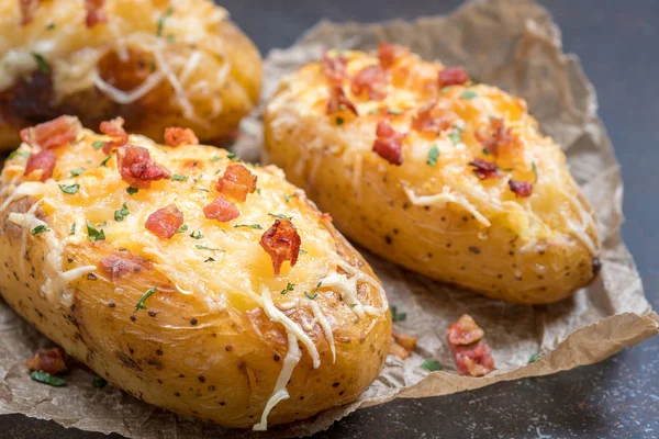 Πατάτα Ψητή Φορτωμένο Μπέικον Τυρί Ξινή Κρέμα Και Κρεμμύδι — Φωτογραφία Αρχείου