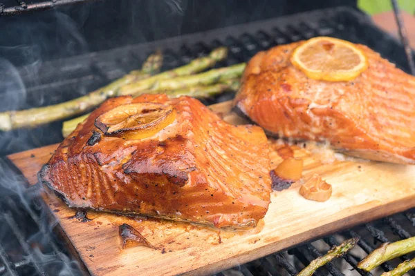 Cedar prkno losos s citronem, vaření na grilu — Stock fotografie