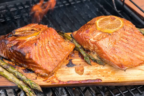 Sedir tahta Somon ızgara yemek limon ile