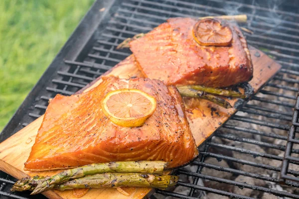 Sedir tahta Somon ızgara yemek limon ile