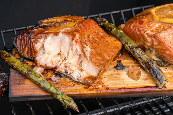 Sedir tahta Somon ızgara yemek limon ile