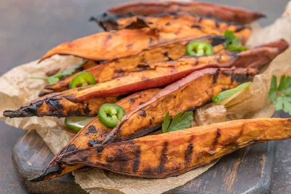 Roasted sweet potatoes on the grill — Stock Photo, Image