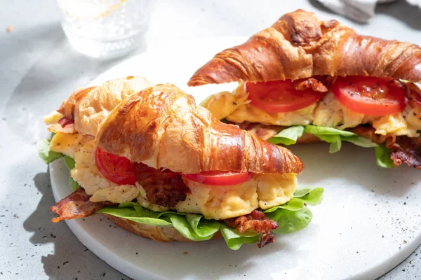 BLT bacon Sla tomaat broodje croissant — Stockfoto