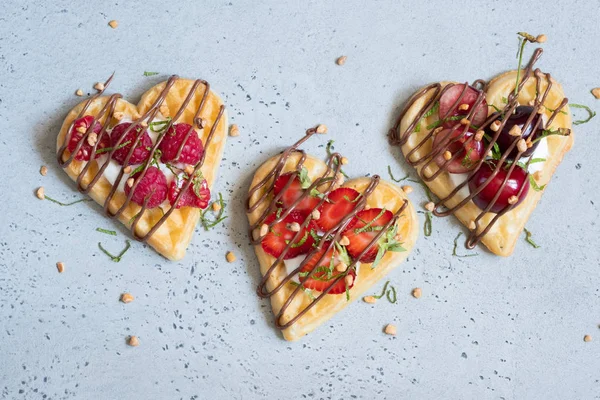 Waffles de coração com bagas — Fotografia de Stock