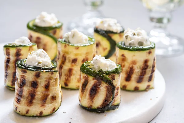 Rollos de calabacín a la parrilla rellenos con queso crema —  Fotos de Stock