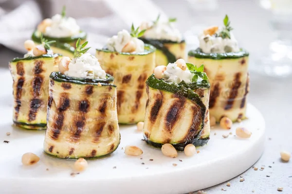 Rollos de calabacín a la parrilla rellenos con queso crema —  Fotos de Stock