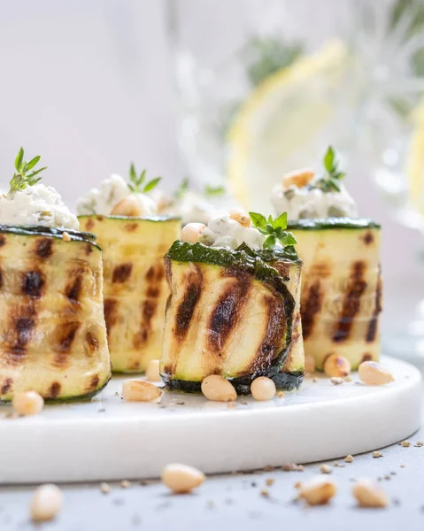 Rotoli di zucchine grigliate ripieni di crema di formaggio — Foto Stock