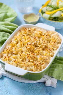 Somon, patates, kuşkonmaz ve bezelye ile güveç