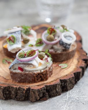 Ringa balığı, soğan ve yumurta ile açık sandviç smorrebrod