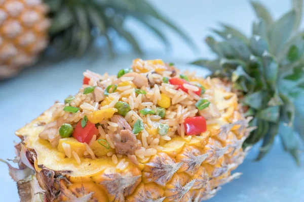 Ananas gevuld met gebakken rijst, kip en groenten — Stockfoto