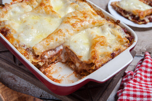 Tomato and ground beef lasagne rolls
