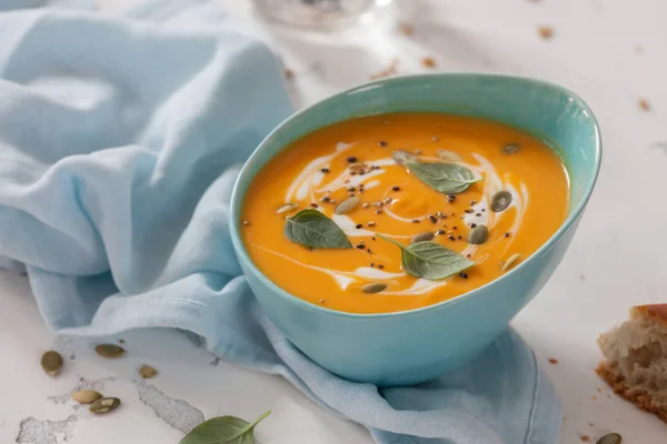 Roasted pumpkin and carrot soup with cream and pumpkin seeds — Stock Photo, Image