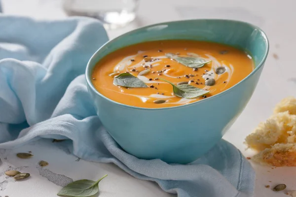 Roasted pumpkin and carrot soup with cream and pumpkin seeds — Stock Photo, Image