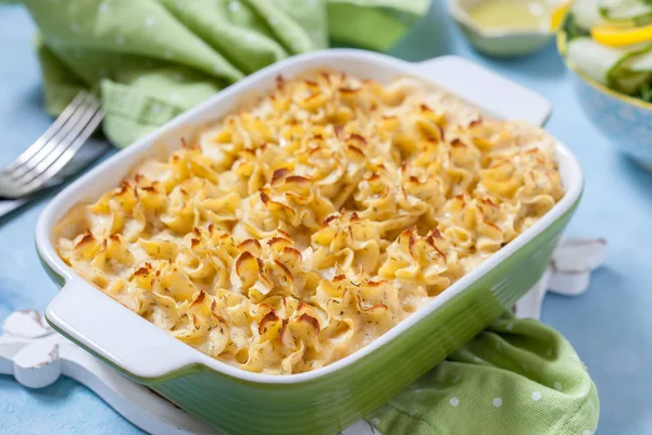 Somon, patates, kuşkonmaz, bezelye ve kremalı sos ile güveç