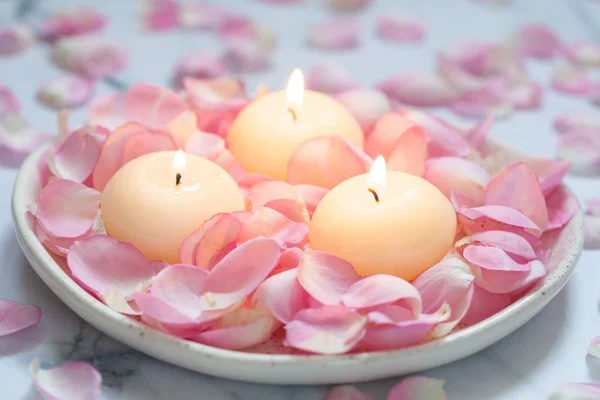 Rosas y velas rosadas — Foto de Stock