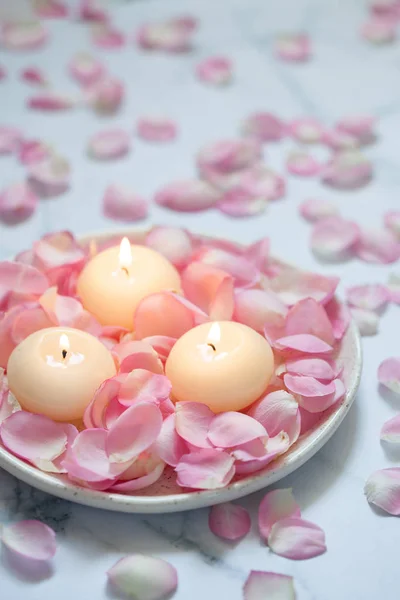 Pink roses and candles — Stock Photo, Image