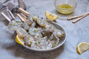 Ahşap şiş üzerinde çiğ karides