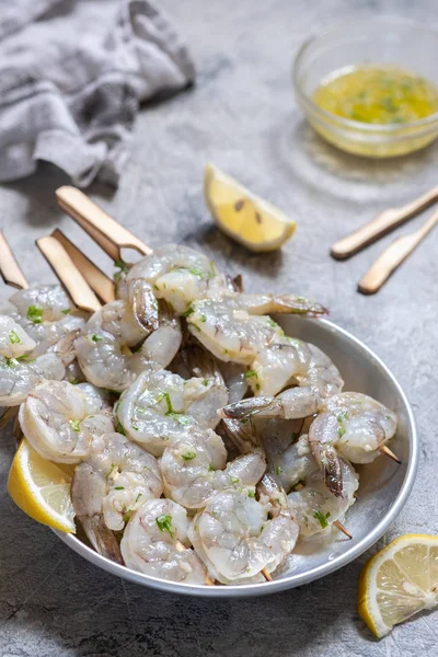 Crevettes crues sur brochettes en bois — Photo