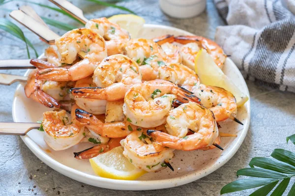 Grilled shrimp skewers — Stock Photo, Image