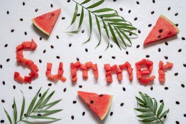 Karpuz beyaz zemin üzerine dilimlenmiş. Yaz konsepti.