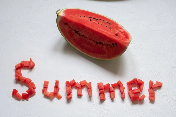 Skivad vattenmelon på vit bakgrund. Sommaren koncept. — Stockfoto