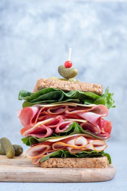 Jambon, Şarküteri et ve sebze ile büyük sandviç