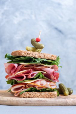 Jambon, Şarküteri et ve sebze ile büyük sandviç