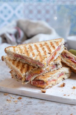 Izgara peynir sandviç ile jambon