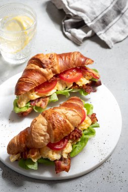 Blt bacon marul domates sandviç kruvasan