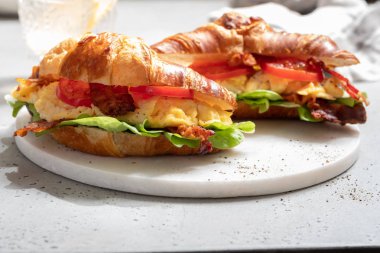 Blt bacon marul domates sandviç kruvasan