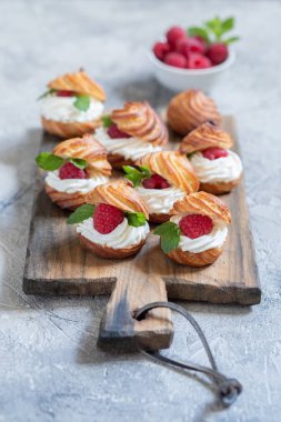 Beyaz çikolatalı krema ile ahududu profiterol