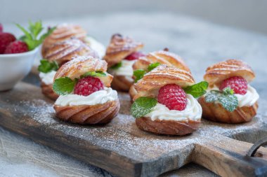 Beyaz çikolatalı krema ile ahududu profiterol