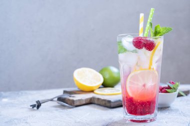 Frambuazlı limonata. Buzlu yaz içeceği.