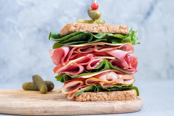 Big sandwich with ham, deli meat and vegetables — Stock Photo, Image
