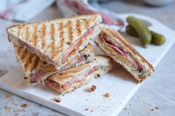 Izgara peynir sandviç ile jambon