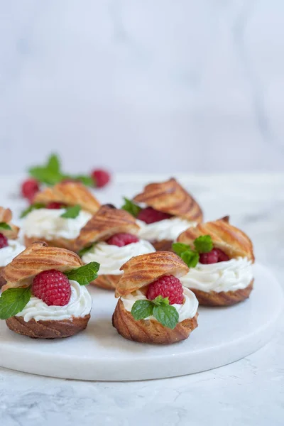 Raspberries Profiteroles with White Chocolate cream — Stock Photo, Image
