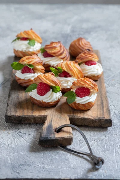 Framboesas Profiteroles com creme de chocolate branco — Fotografia de Stock