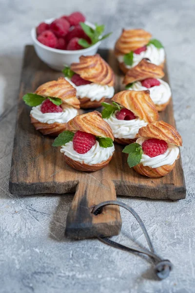 Frambuesas Profiteroles con crema de chocolate blanco — Foto de Stock