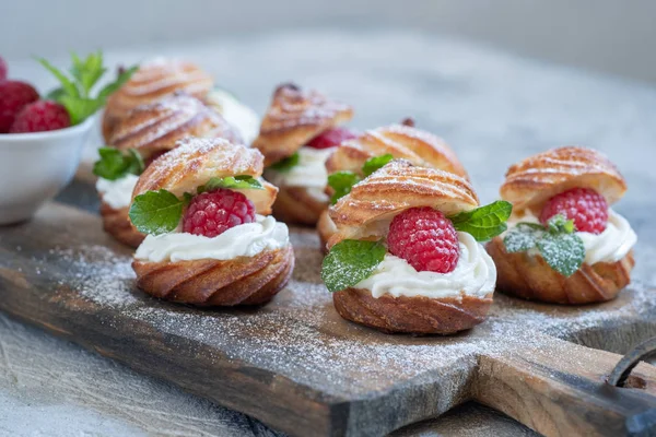 Beyaz çikolatalı krema ile ahududu profiterol