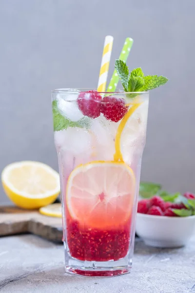 Himbeerlimonade. Eises Sommergetränk. — Stockfoto