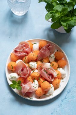 Mozzarella ve jambon kavun karpuz salatası
