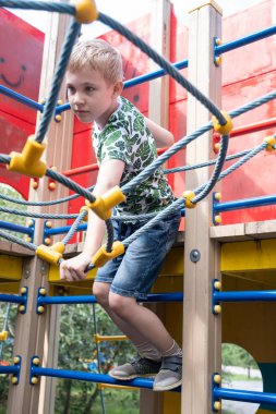 Eğleniyor ve açık parkta tırmanma yakışıklı.