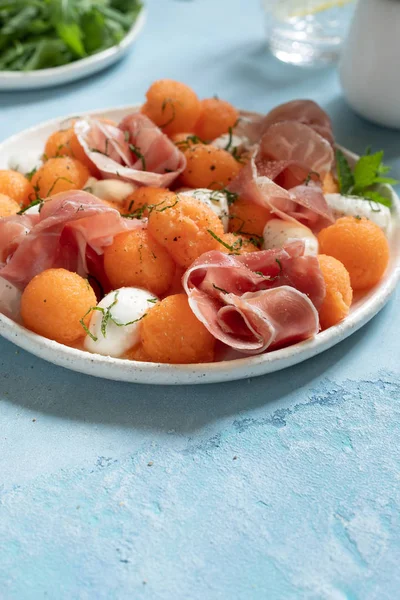 Cantaloupe-Melonensalat mit Mozzarella und Schinken — Stockfoto