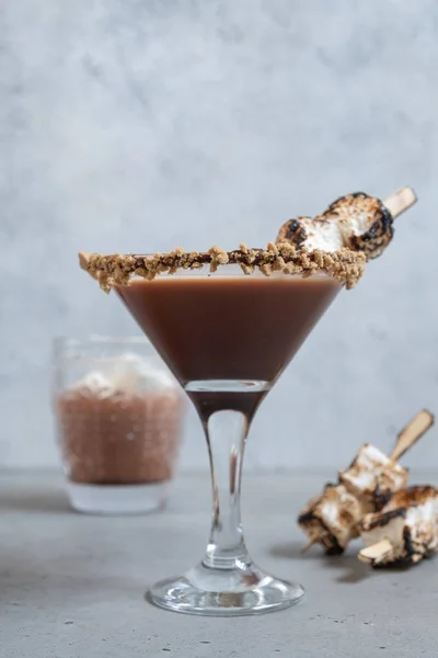 Cocktail de chocolate quente com biscoitos finos e marshmallow torrado — Fotografia de Stock