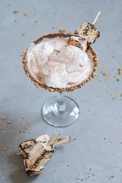 Hot chocolate cocktail with graham crackers and roasted marshmallow — Stock Photo, Image