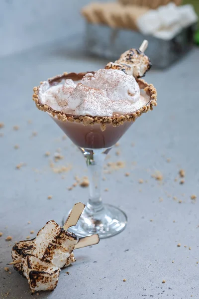 Cocktail di cioccolata calda con cracker al prosciutto crudo e marshmallow arrosto — Foto Stock